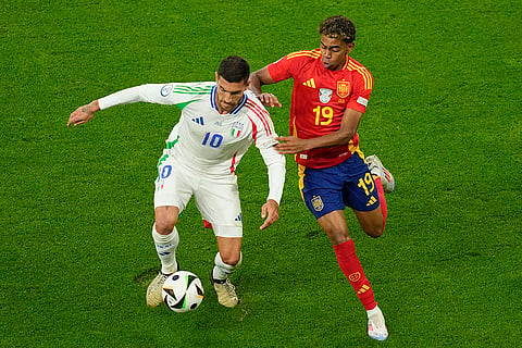 Lorenzo Pellegrini challenges for the ball with Lamine Yamal